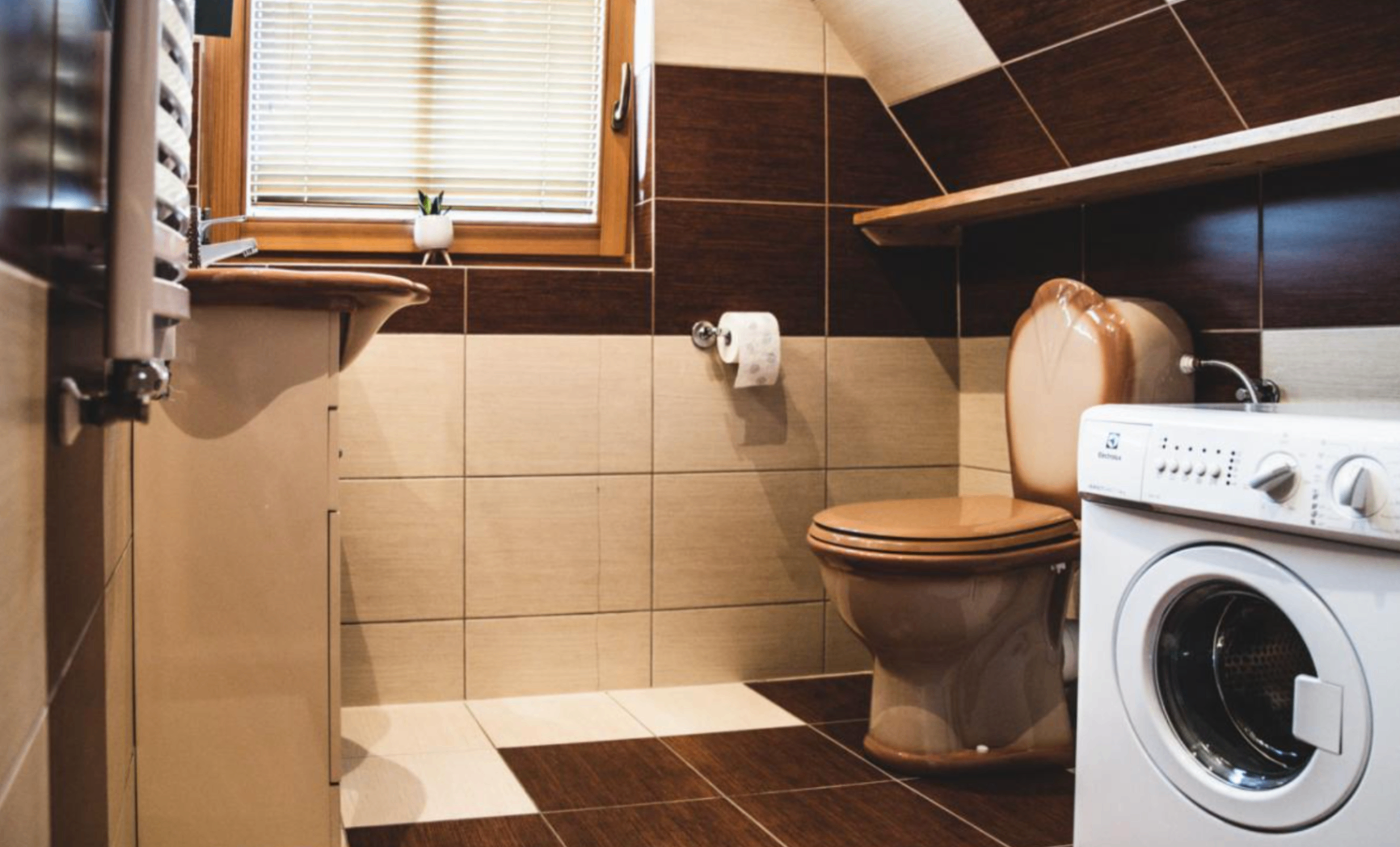 Łazienka z pralką i WC