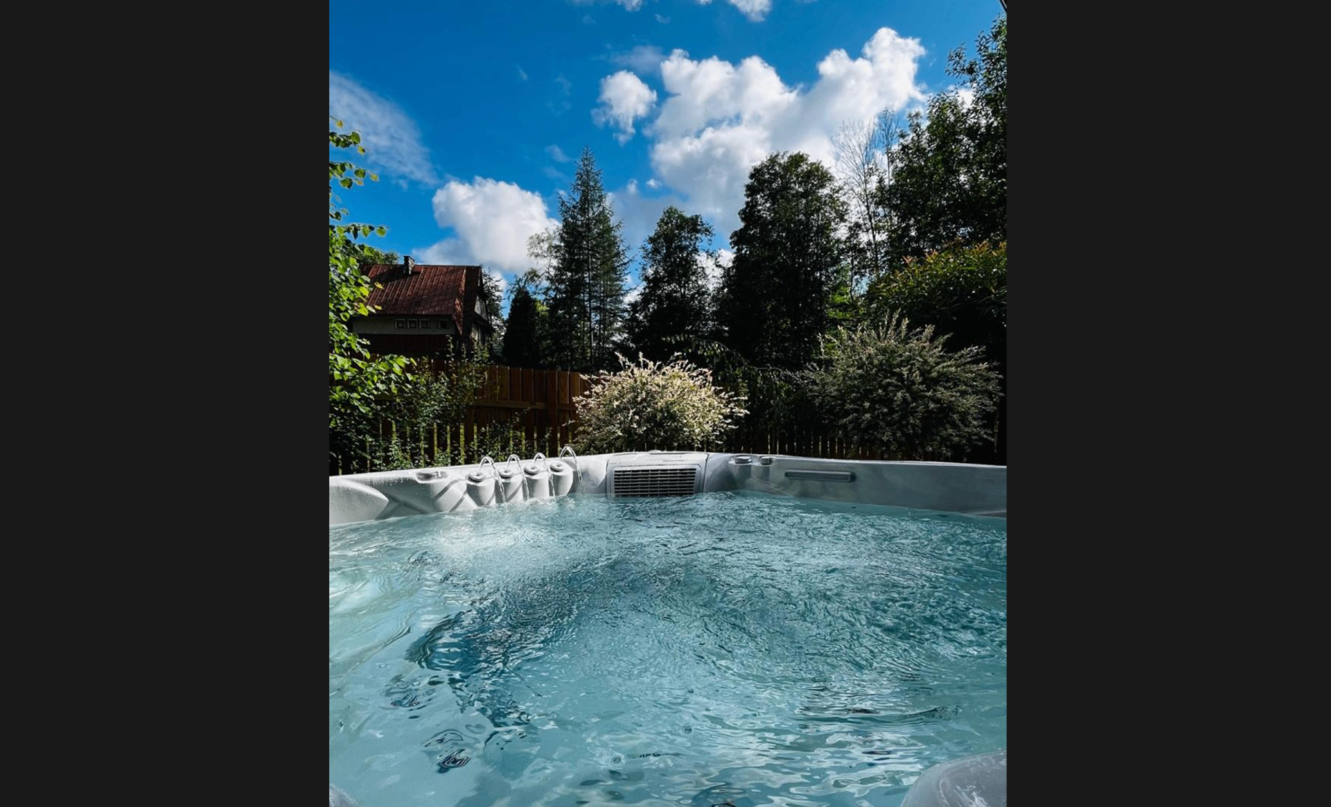 Jacuzzi w ogrodzie — bąbelki i widok na las