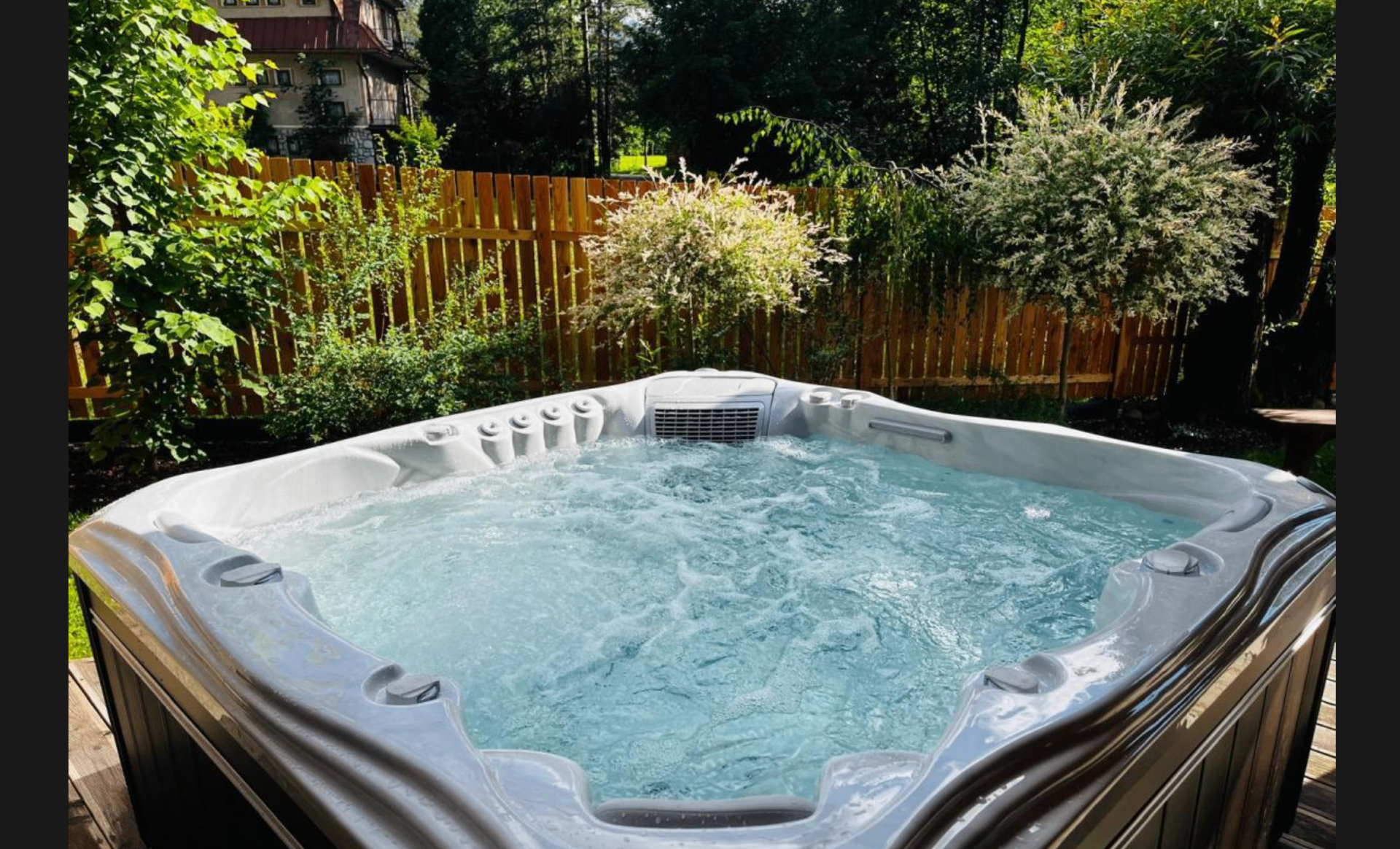 Jacuzzi w ogrodzie